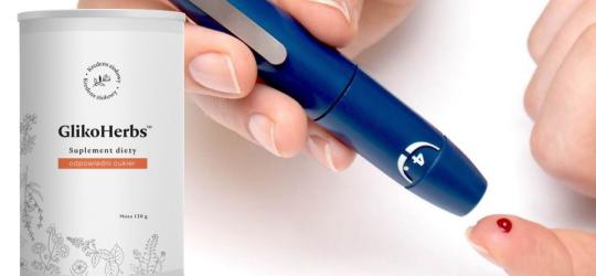 Opakowanie suplementu GlikoHerbs. Po prawej dłonie trzymające pen do pomiarów cukru we krwi.